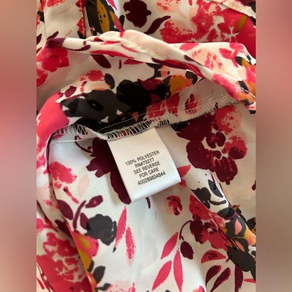 Candie’s Red Pink Floral Print V-Neck Top. Size Medium. - Picture 9 of 10